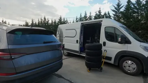 A mobile tyre service van unit