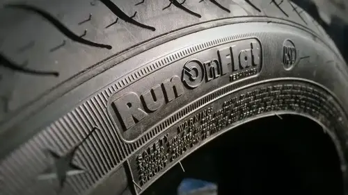 Run-flat tyre on a car