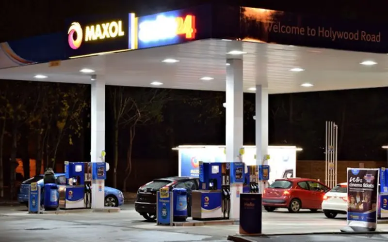 A petrol station forecourt at night, where many drivers check tyre pressures