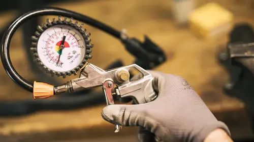 Tyre pressure gauge on a tyre valve